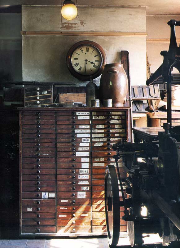 Dans
                l'atelier de l'imprimeur : la presse et les tiroirs à
                casses