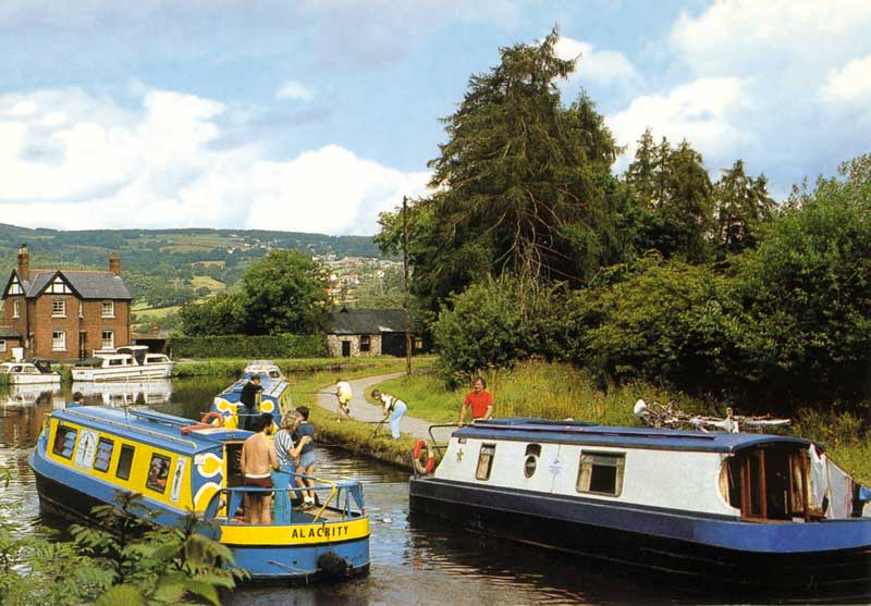 Les
                    House boats sur le canal