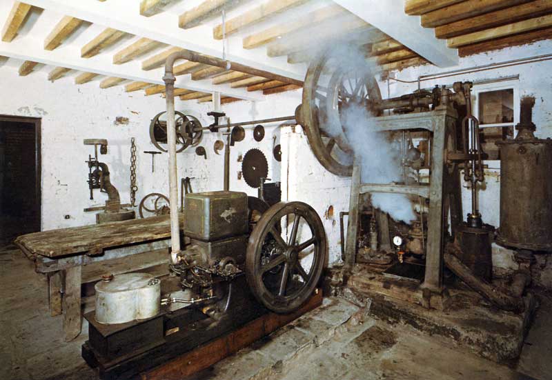 Un des moteurs à vapeur actionnant les machines
                dans les ateliers d'Erdigg Hall