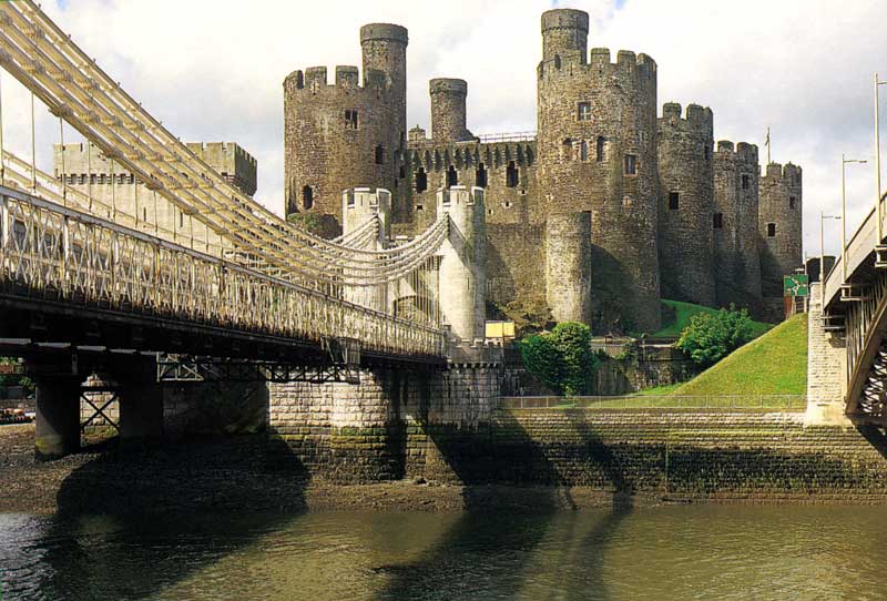 Le château
                  médiéval (1257) construit par Édouard 1er
                  d'Angleterre, et le pont "revival" de Thomas
                  Telford (1826)