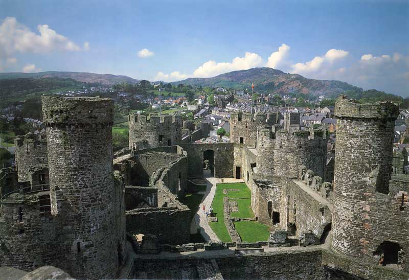 La
                  grande cour extérieure de Conwy Castle (1287) en
                  arrière la vieille ville ceinte de ses remparts