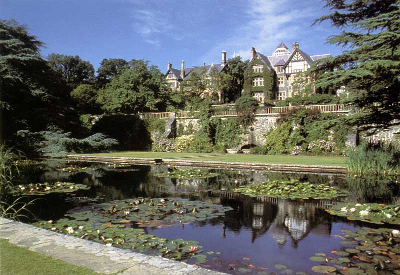 Le
                  château de Bodnant se reflétant dans le bassin aux
                  nymphéas