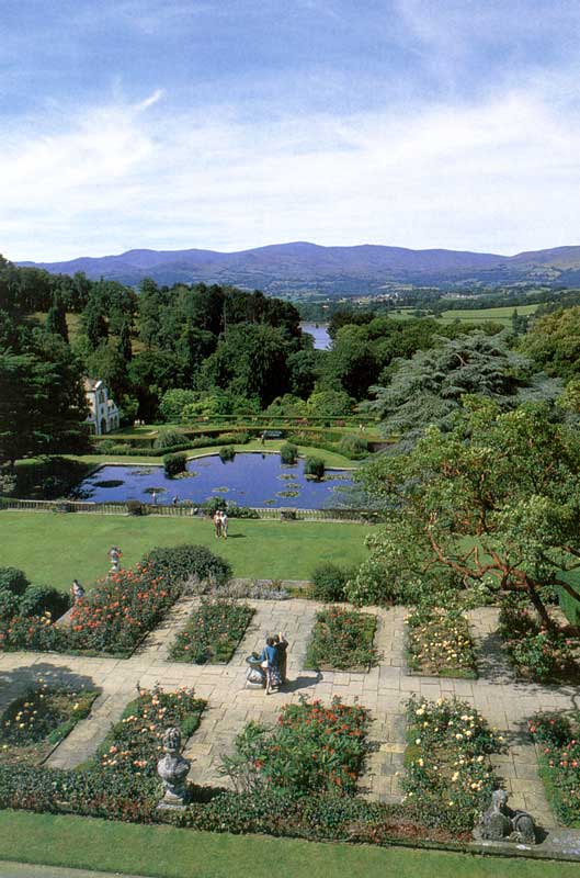 Bodnant Garden : La terrasse des roses, puis le
                  lily pond (bassin aux nymphéas), au fond la trouée sur
                  la rivière Conwy et les contreforts de Snowdonia