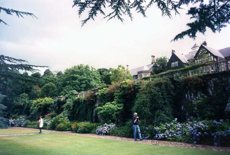 Bodnant Garden : Jean-Paul filme les hortensia
                  sur la terrasse du lily pond