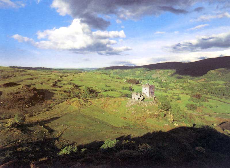 Dans
                  le soir qui descend, la grosse tour du château natal
                  de Llelewyn, Dolwyddelan