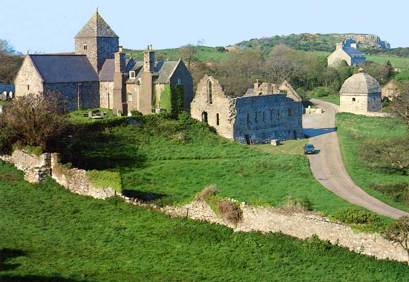 Penmon
                    Priory et son dovecote (pigeonnier) sur l'Ile
                    d'Anglesey