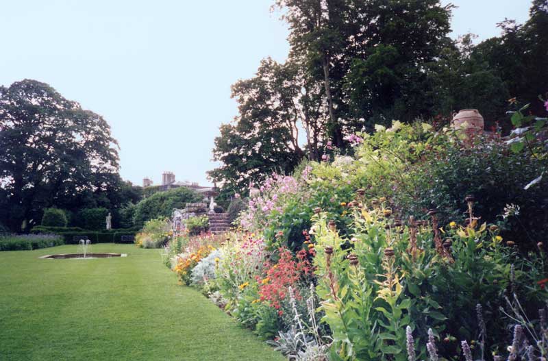 Le
                    jardin et la terrasse de Plass Newydd