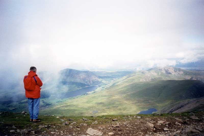 Jean-Paul sur
                    la crête tout en haut du Mont Snowdon