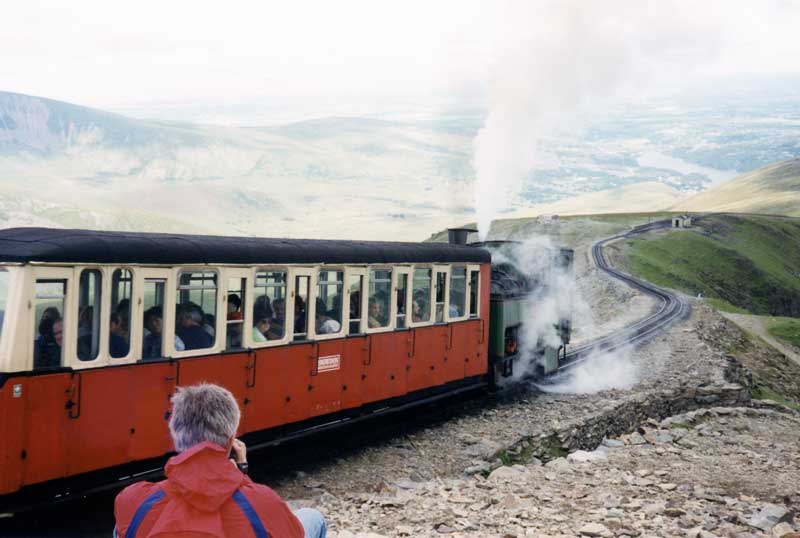 Mont Snowdon : enfin une vraie loco à vapeur
                    qui halète et qui fume !