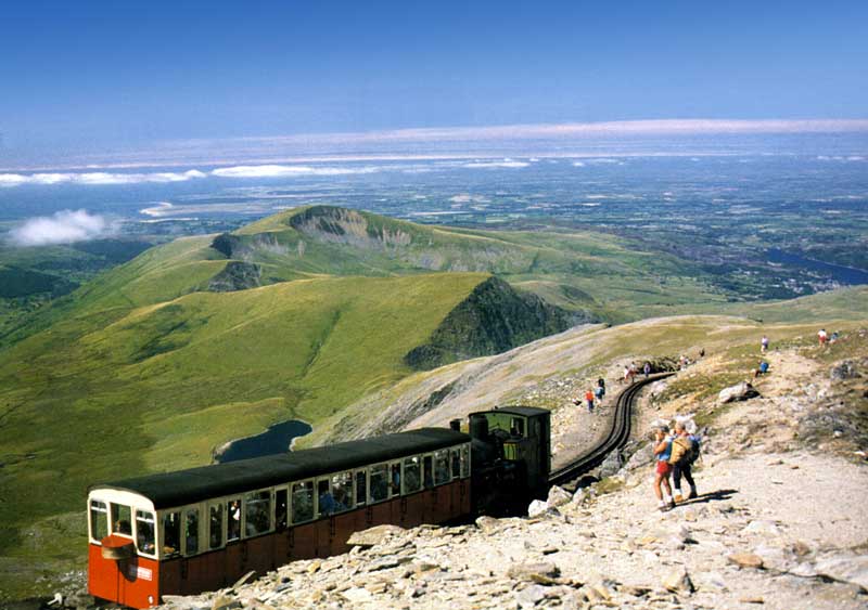Le
                    petit train redescend du Mont Snowdon; en arrière
                    Moel Eilio