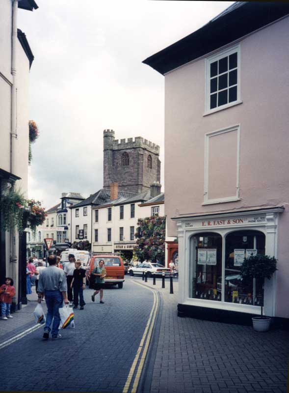 Rues de
                  Brecon et clocher de la cathédrale