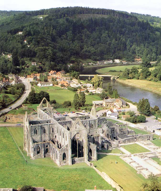 Tintern
              Abbey près du village