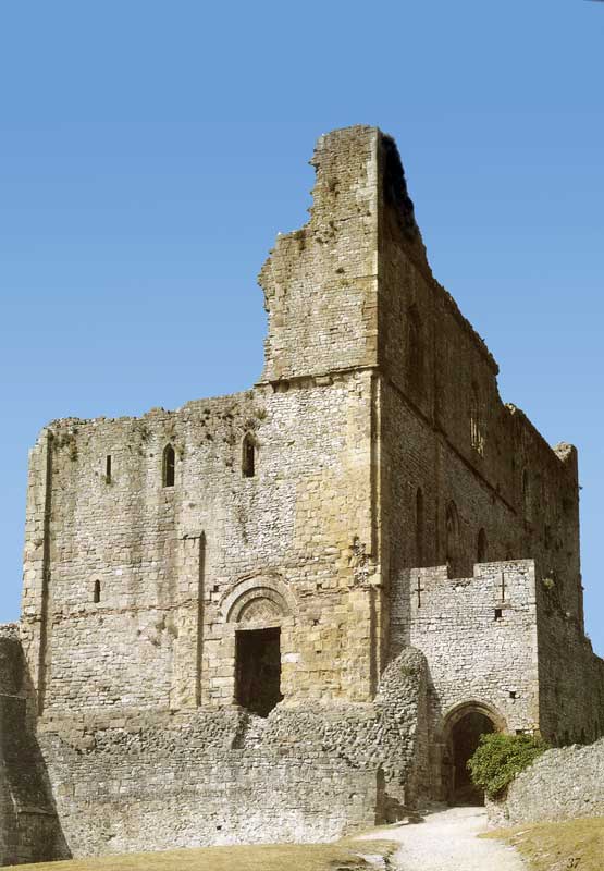 Le
                donjon normand, fort semblable à celui de Falaise