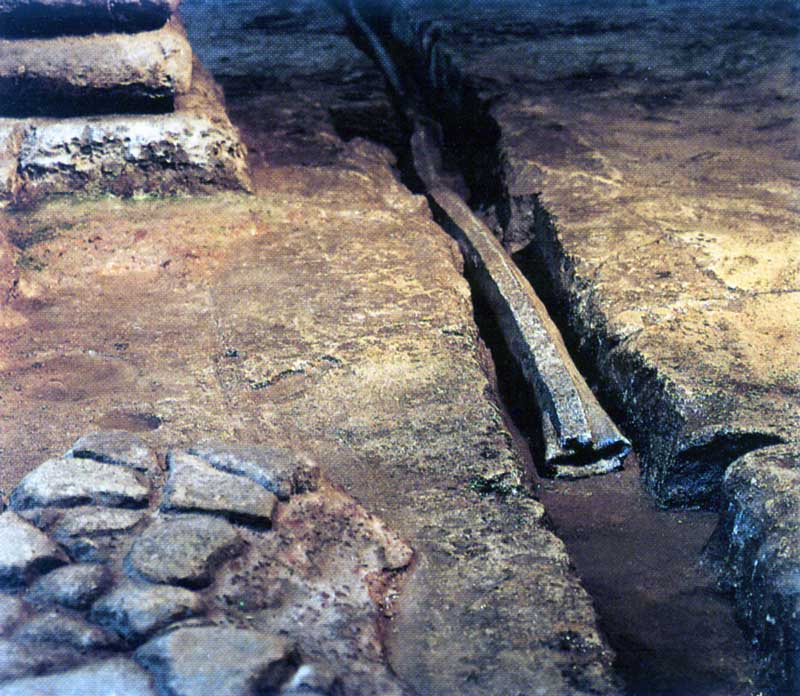 Tuyau de plomb romain amenant l'eau chaude au Grand Bain