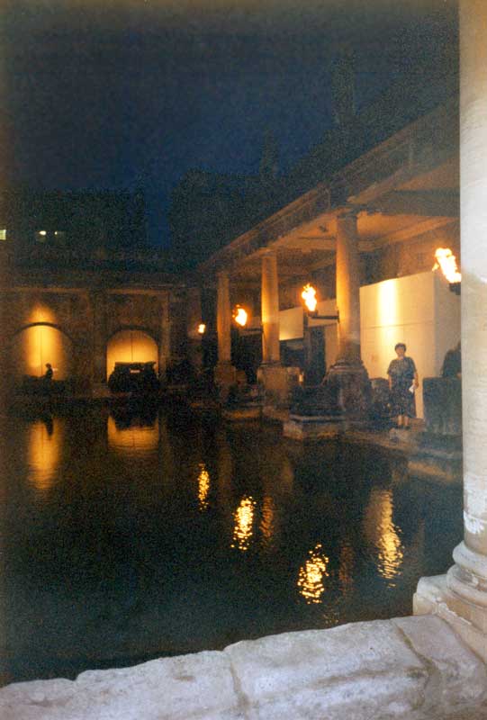Bath : Monique dans la Grand Bain de nuit