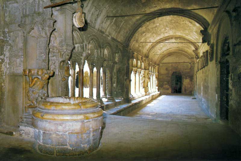 Le
            puits et le bénitier des chanoines dans le cloître de
            St-Trophime