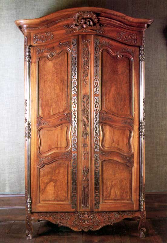 Grande
                  armoire de mariage provençale d'époque Louis XVI, 2ème
                  style d'Arles dit «à la soupière».