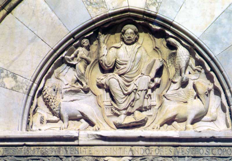 Tympan du
            petit porche : Christ en gloire (marbre blanc début
            XIIIème)