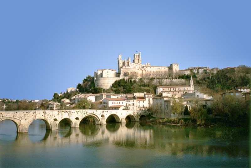 Le Pont
                  Vieux sur l'Orb et la cathédrale St-Nazaire à Béziers