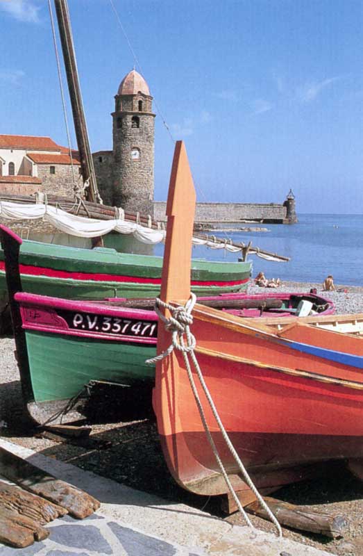 Barques de pêcheurs tirés sur la plage Boramar à
                  Collioure