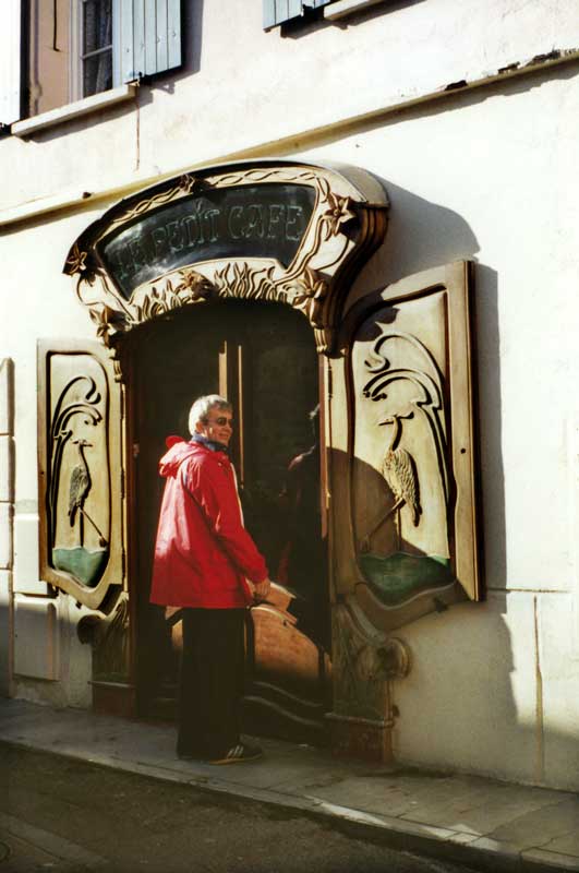 Jean-Paul devant une belle porte Art Déco dans la
                  vieille ville
