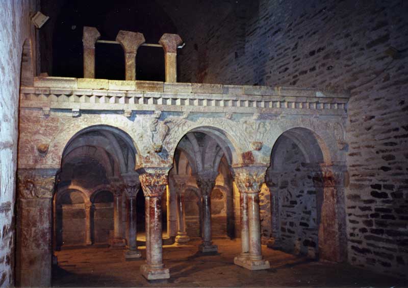 Chapiteaux et façade du pronaos côté nef,
                  symbolisant la terre, le Ciel et l'Enfer