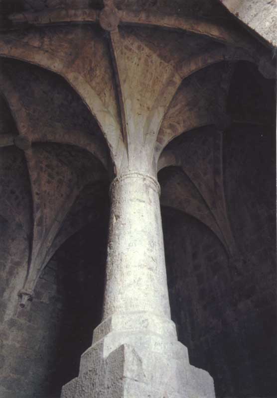 Le pilier
              central dans la grande salle gothique de Quéribus