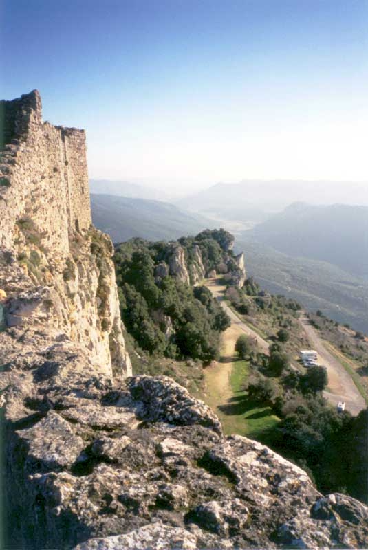 L'Aigle stationné au pied de Peyrepertuse, tel
                qu'on l'aperçoit depuis la Tour de Guet