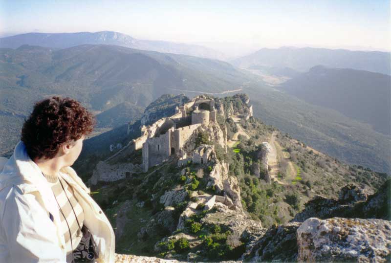 Monique contemple le panorama depuis la chapelle
                San Jordi