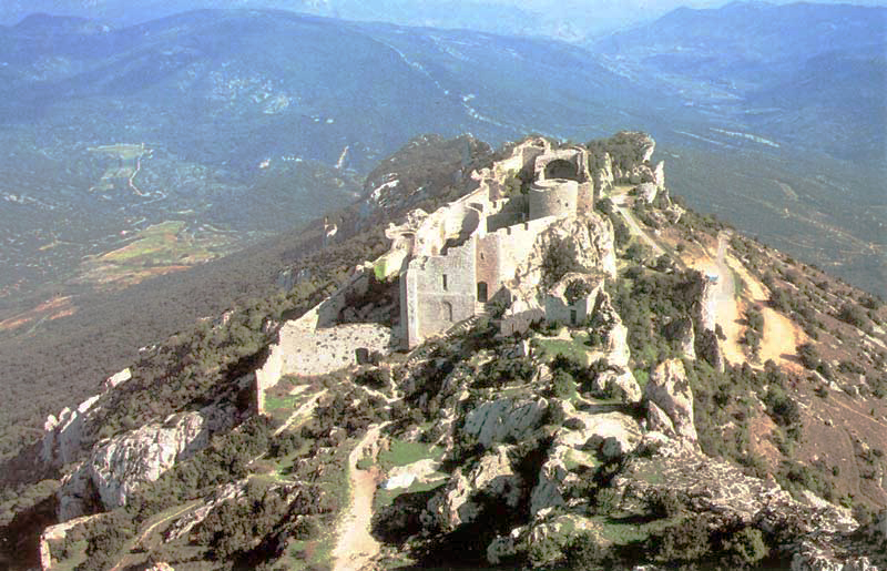 Vue
                générale de l'enceinte basse depuis le château San
                Jordi