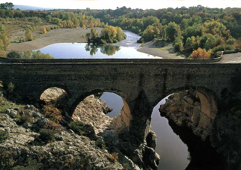 Le
        Pont du Diable sur l'Herault, entre Saint-Jean-de-Fos et
        Saint-Guilhem