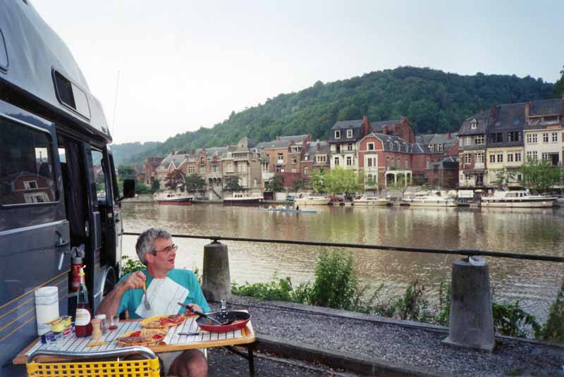 Souper
                sur le quai au bord de la Meuse à Dinant