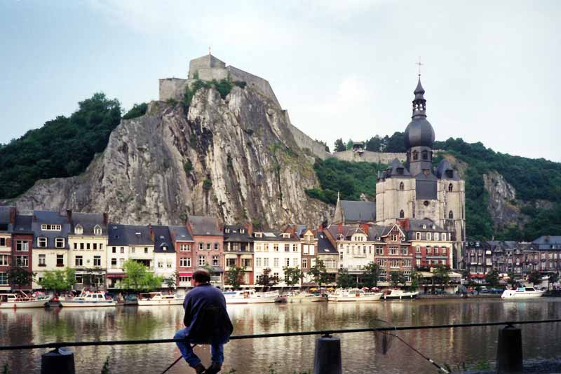 Au bord de la Meuse : à la pêche devant la
                  citadelle et la collégiale de Dinant