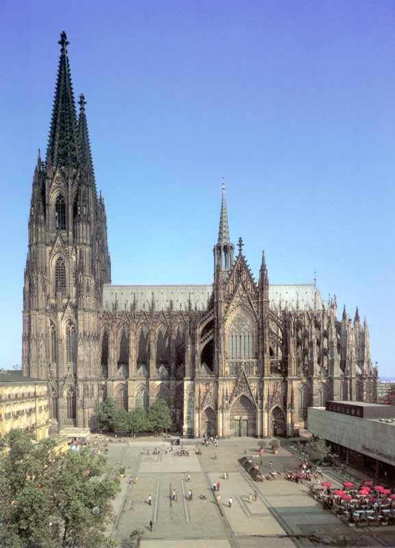 Köln :
                  la cathédrale et le Musée à droite