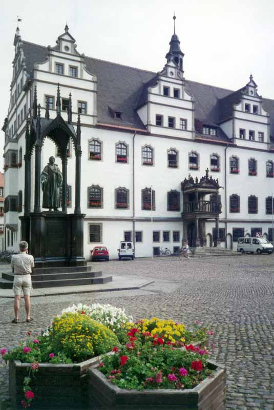 L'Hôtel de ville (Rathaus) de Wittenberg et la
                statue de Luther