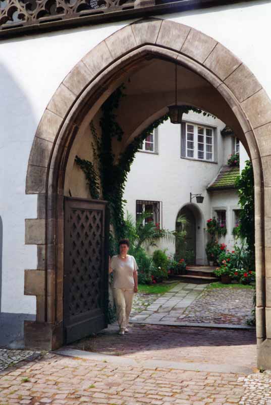 Wittenberg : Monique à la porte de la maison de
                  Luther