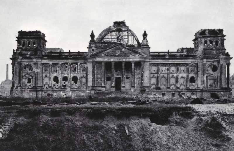 Le Reichtag en 1945 (incendié par les Nazis et
              bombardé par les Alliés)