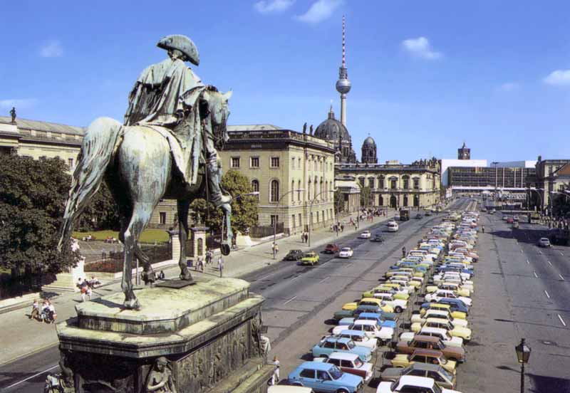 Berlin : statue de Frédéric le Grand sur Unter der
              Linden