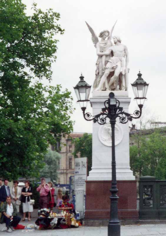 Berlin : statue sur le Pont de l'Arsenal,
                      devant la cathédrale