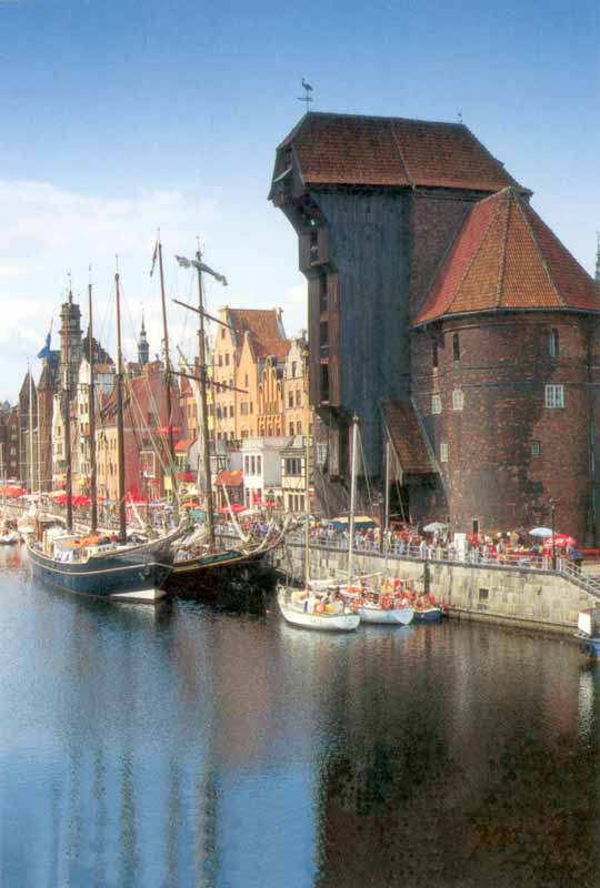 Gdansk :
                      la fameuse grue ancienne devant le bassin du port