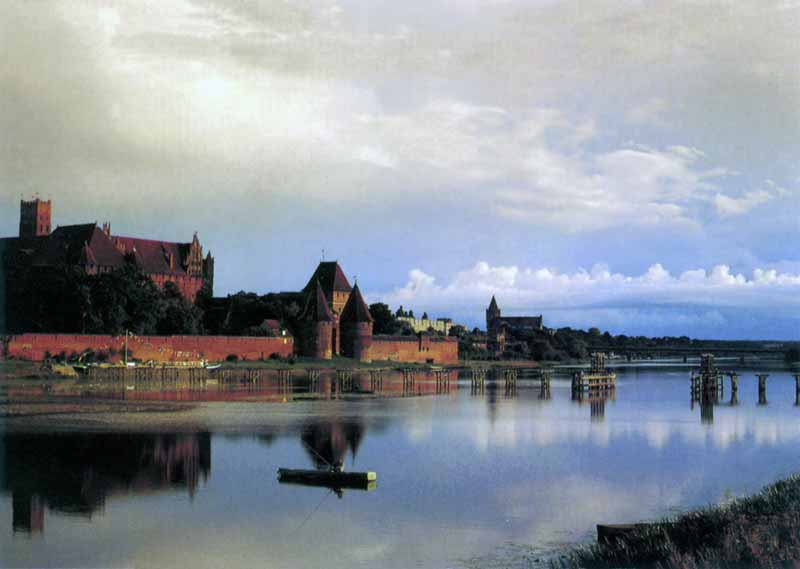Sur l'autre rive de la Nogat, le château
                        des Chevaliers Teutoniques à Malbork