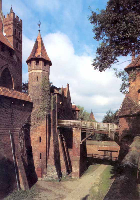 Malbork : le pont levis donnant accès au Château
                Haut