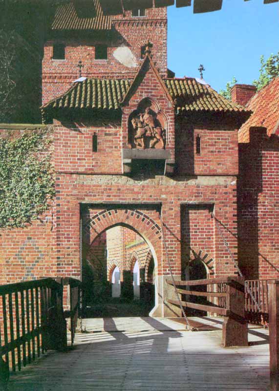 Malbork : le pont levis donnant accès au Château
                Haut