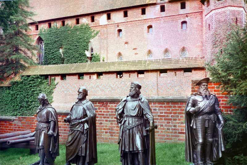 Malbork : statues des Grands Maîtres