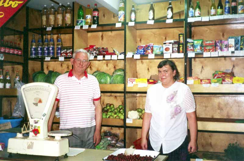 Notre interprète et son père dans leur épicerie