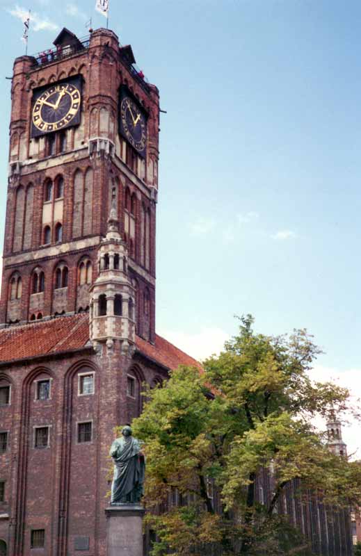 Torun : église avec à son pied la statue de
                      Kopernik