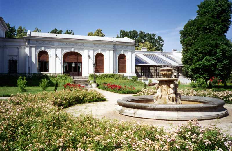 Loddz : la salle de bal et la serre du Palais Herbst
          depuis le jardin