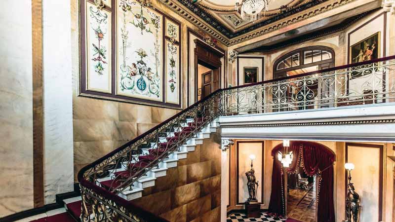 Lodz :
          Palais de la famille Herbst : le grand escalier