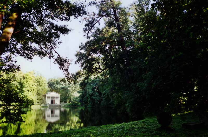 Arkadia
        : le temple de Diane vu du lac