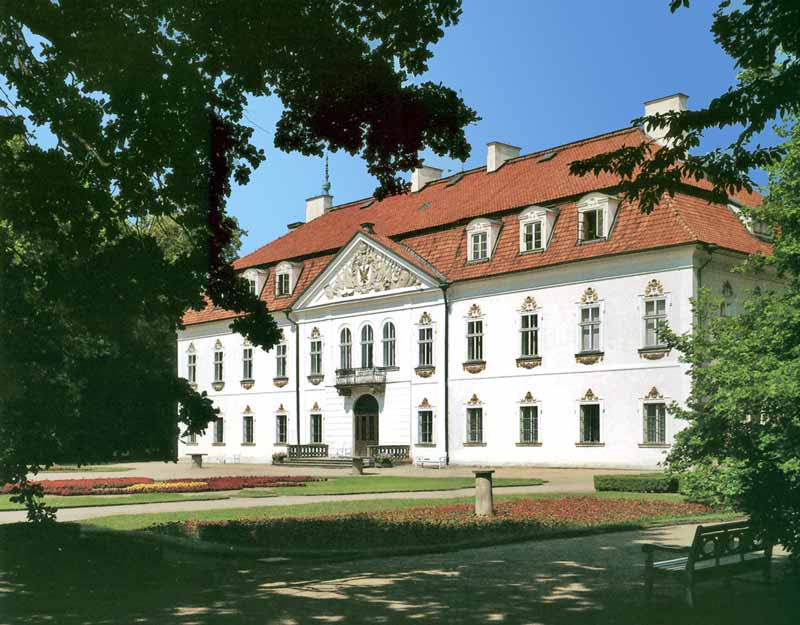 Façade du
                  château de Nieborow